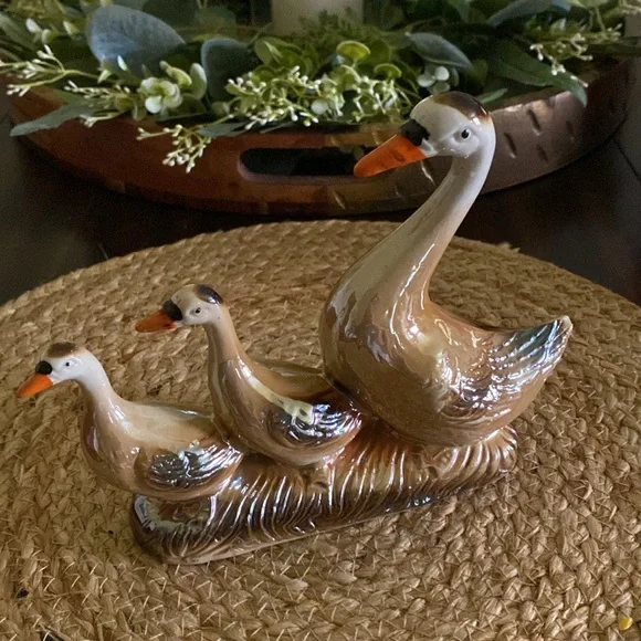 1950’s Vintage Lusterware goose & gosling trio figurine - Picture 3 of 7
